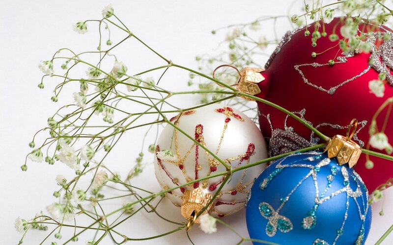 Christmas ornaments with baby's breath