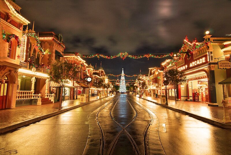 Christmas Street at Night — Yellow
