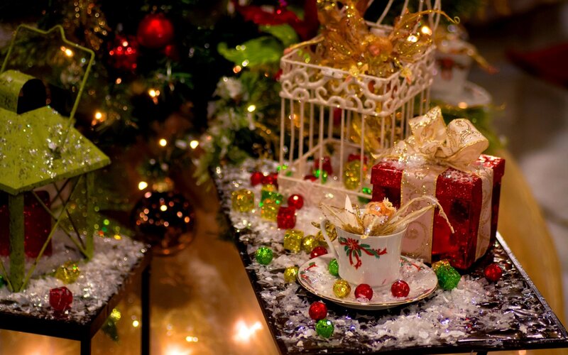 Christmas Table Decorations — Red, Festive