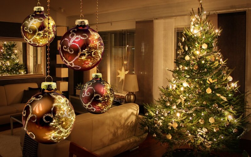 Christmas Tree and Ornaments — Green