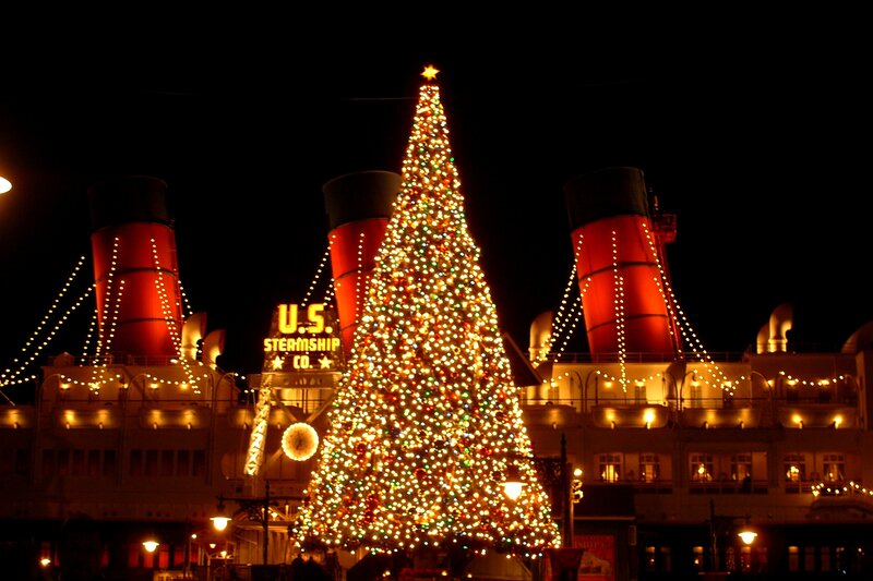 Christmas Tree at Night — Red