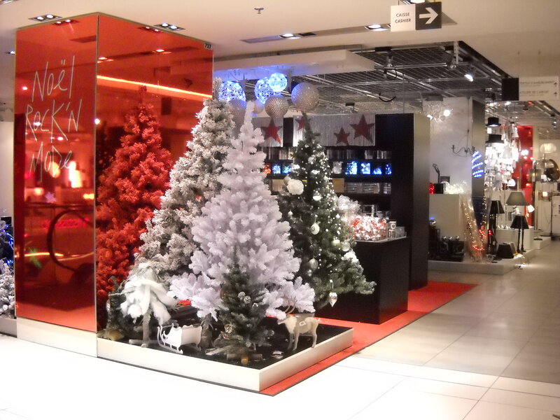 Christmas Tree Display — White, Festive