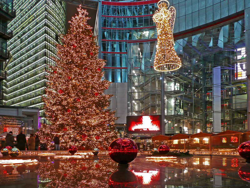 Christmas Tree in City Square — Gold