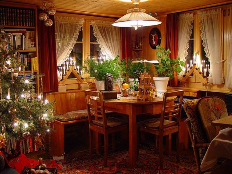 Christmas Tree in Dining Room — Brown