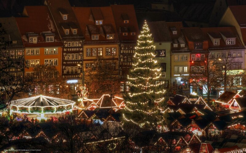 Christmas Tree in Market — White