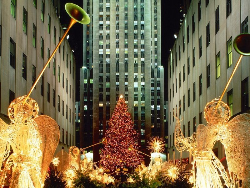Christmas Tree in Plaza — Green, Festive