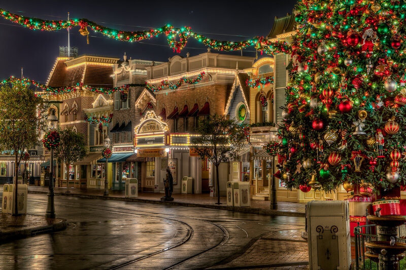 Christmas Tree in Town — Green, Festive