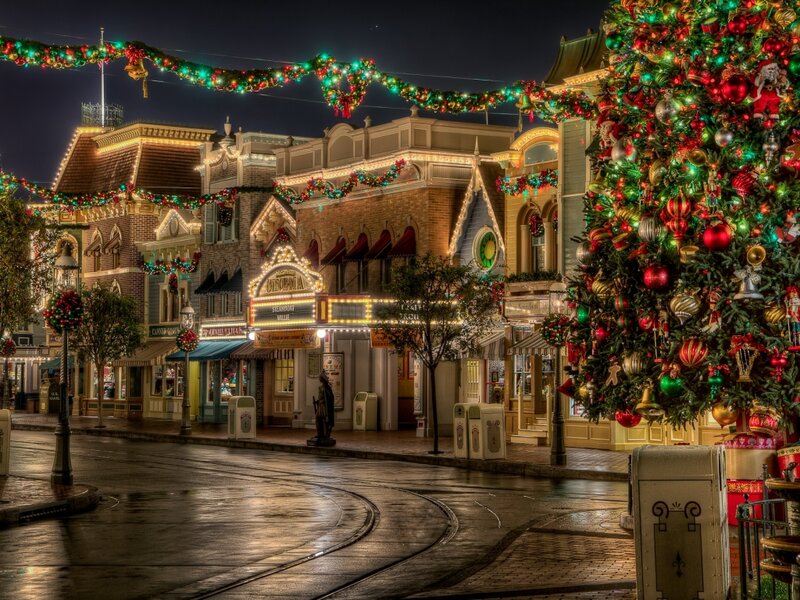 Christmas Tree in Town — Green