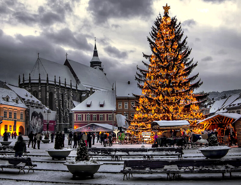 Christmas Tree in Town Square — Yellow