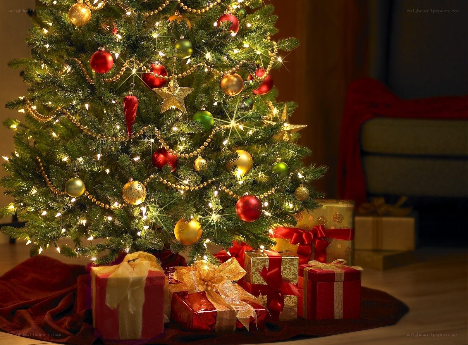 Christmas tree with gifts