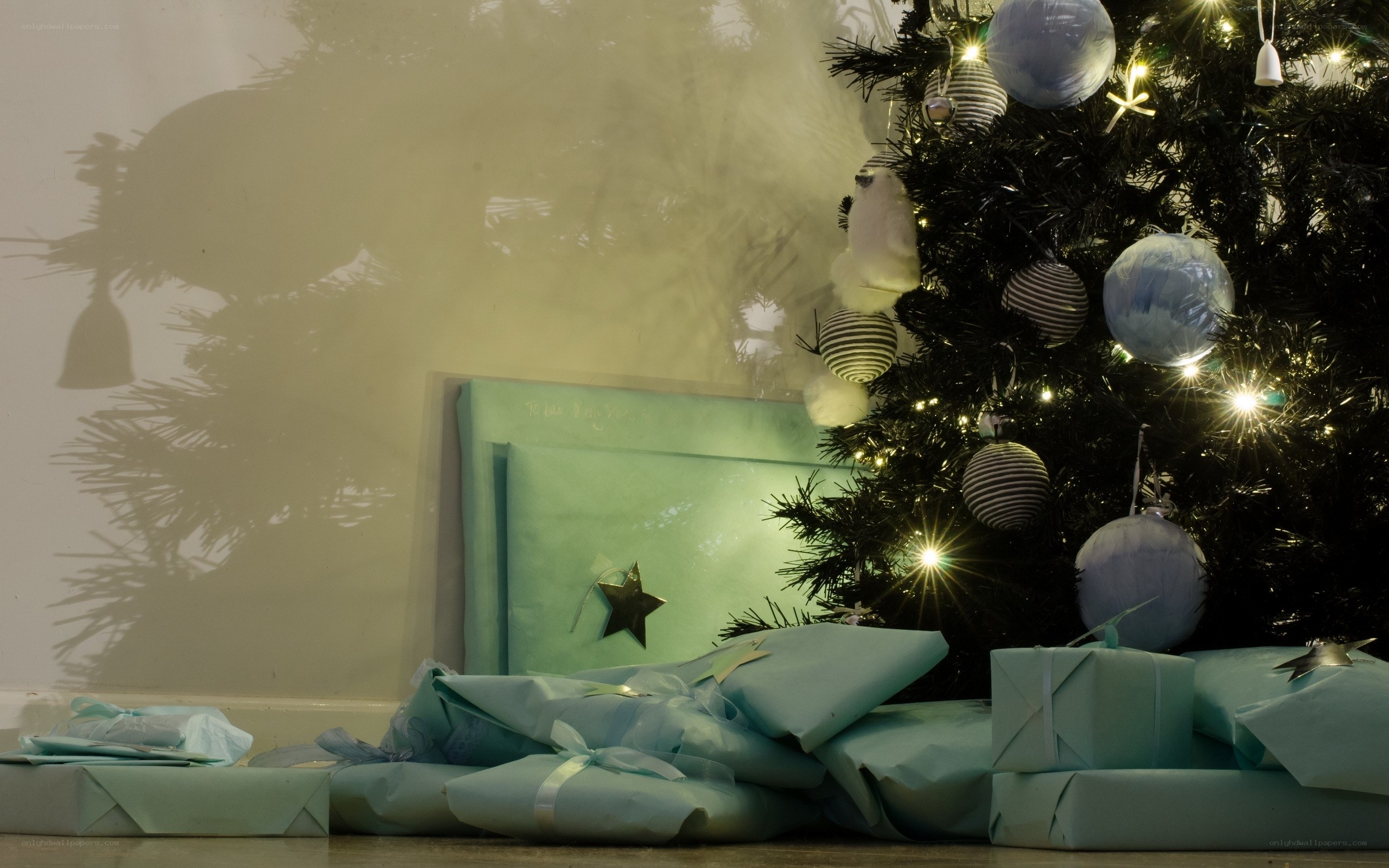 Christmas tree with gifts