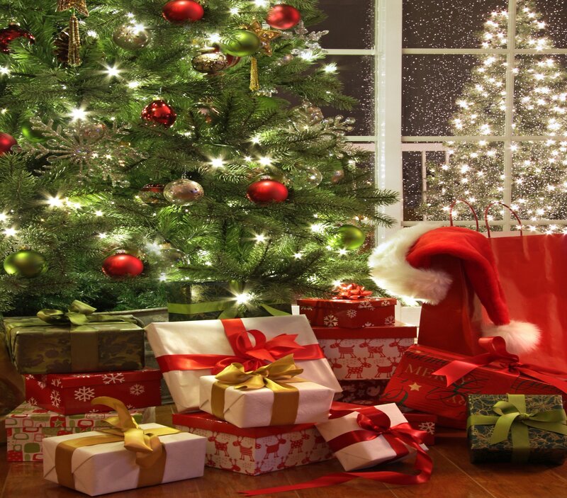 Christmas Tree with Gifts — Green