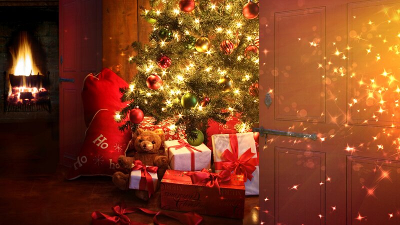 Christmas Tree with Gifts — Red, Cozy