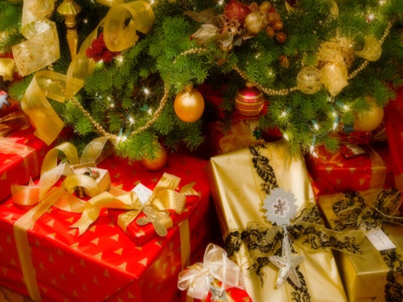 Christmas Tree with Gifts — Red