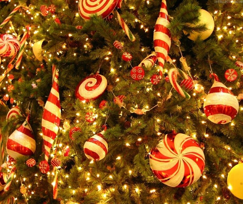 Christmas Tree with Ornaments — Green