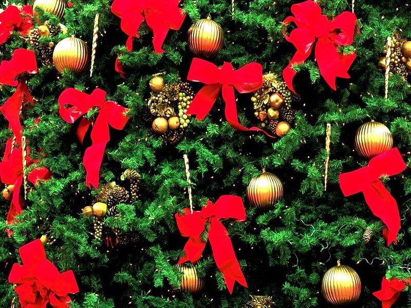 Christmas tree with red bows