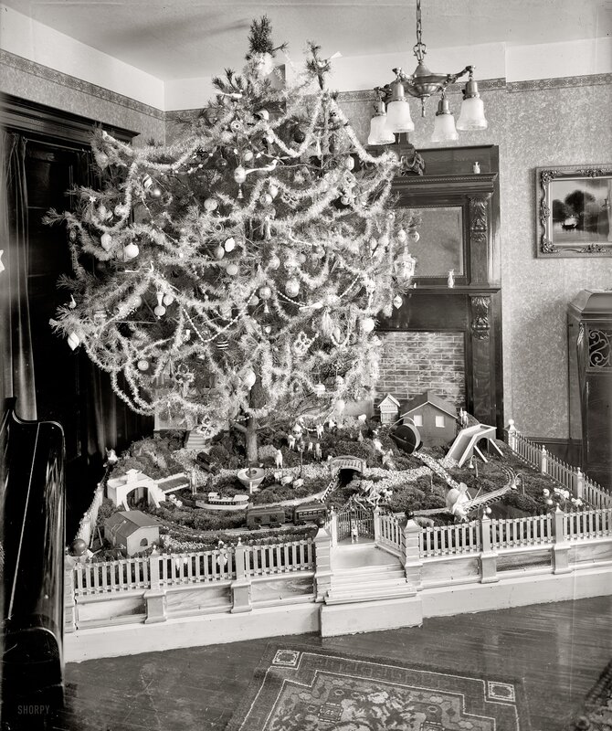 Christmas tree with train set