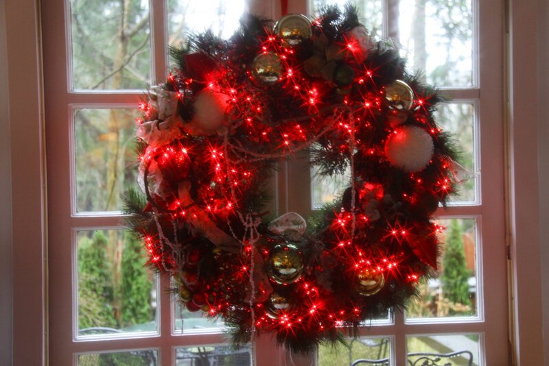 Christmas Wreath on Door — Red