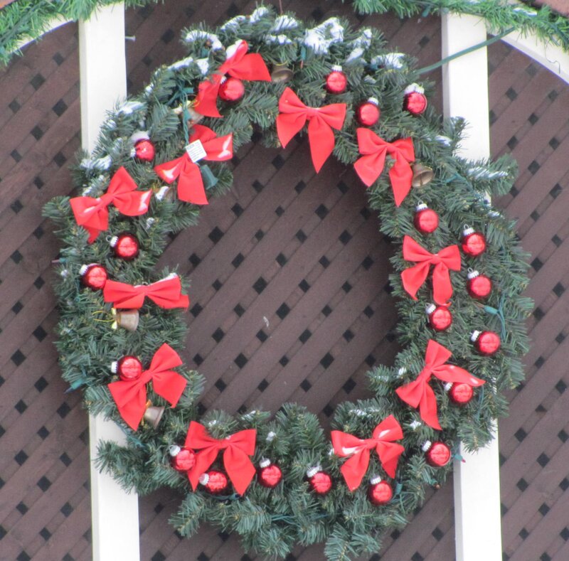 Christmas Wreath on Wall — Green, Festive