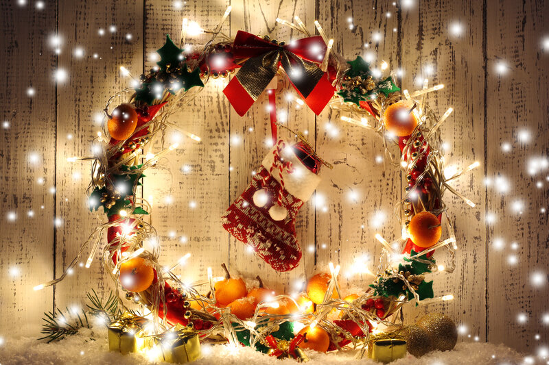 Christmas Wreath with Lights — Red, Festive