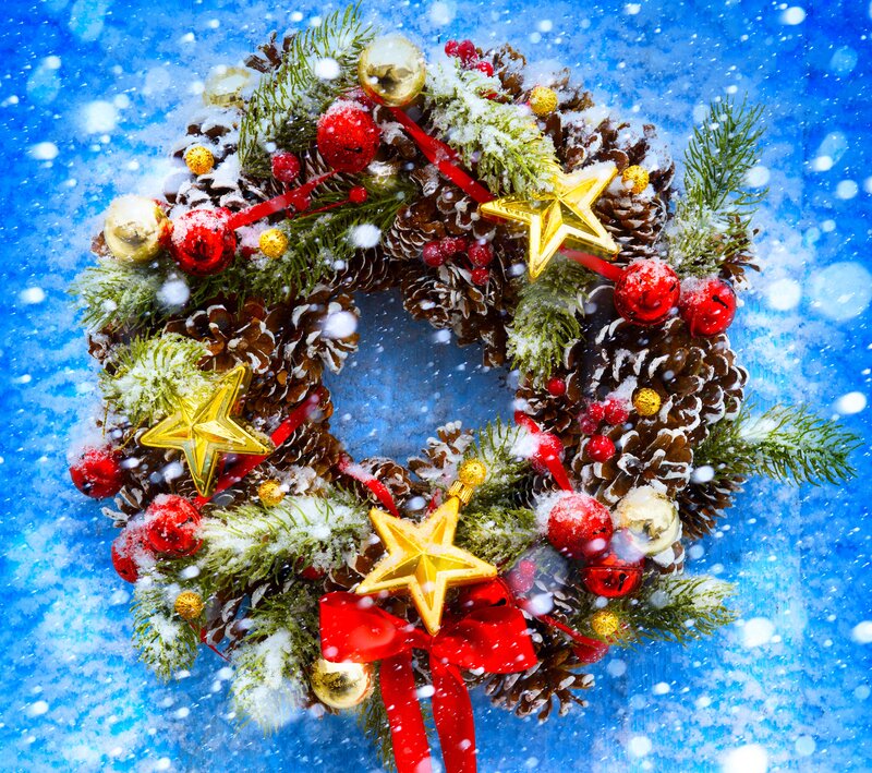 Christmas Wreath with Pinecones — Blue