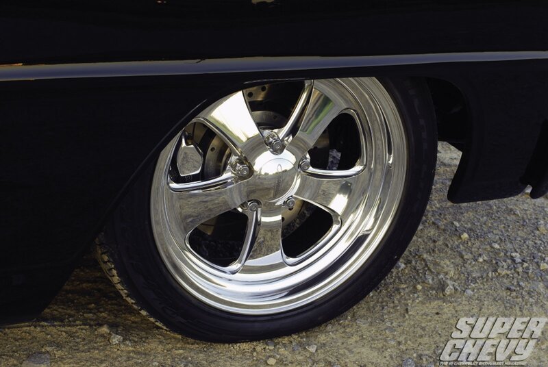 Chrome Wheel on Black Car — Neutral