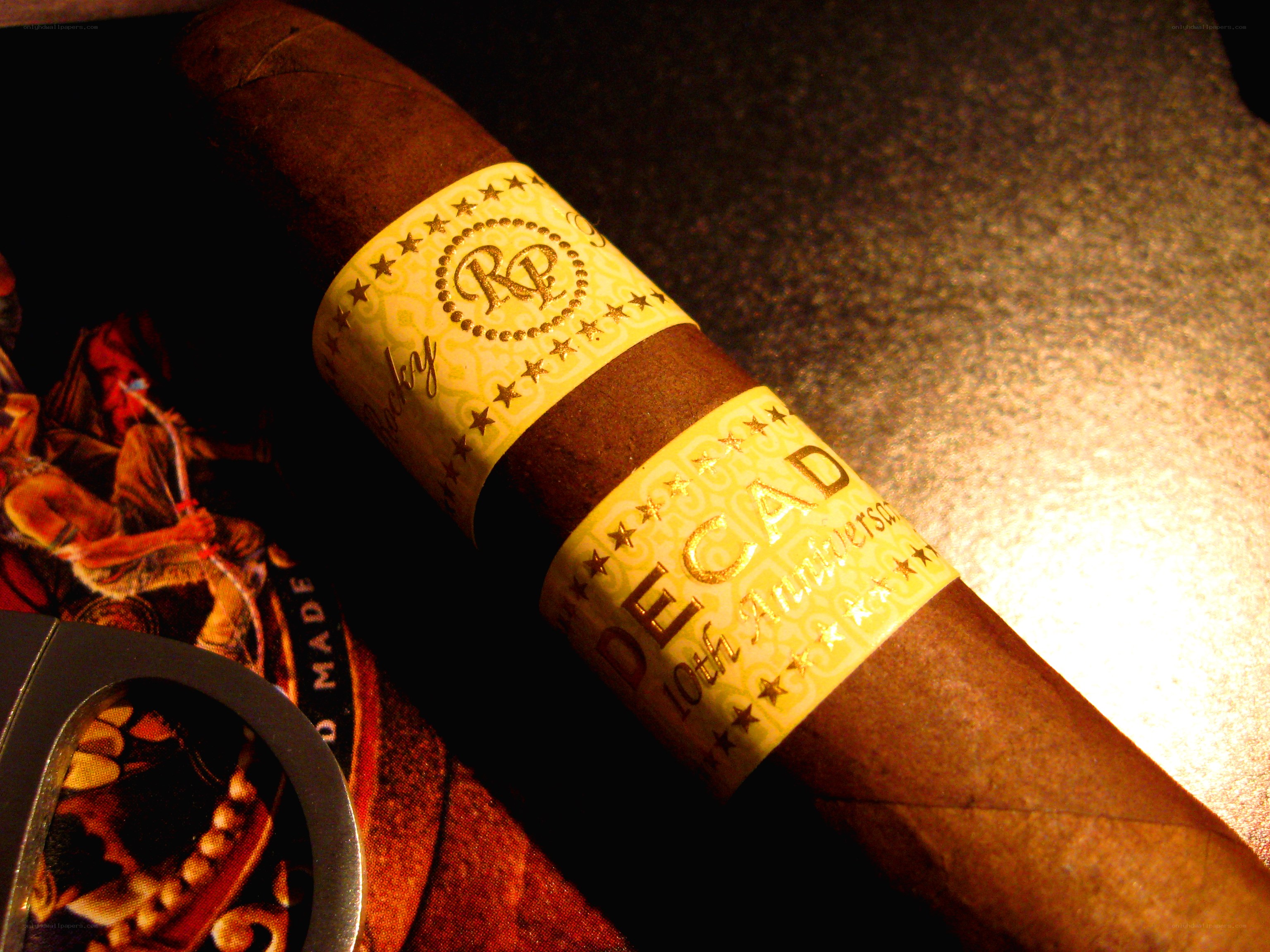 cigar with gold bands