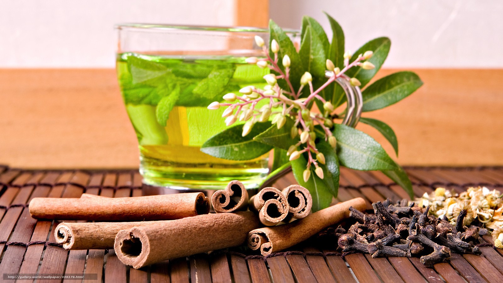 Cinnamon and herbal tea ingredients