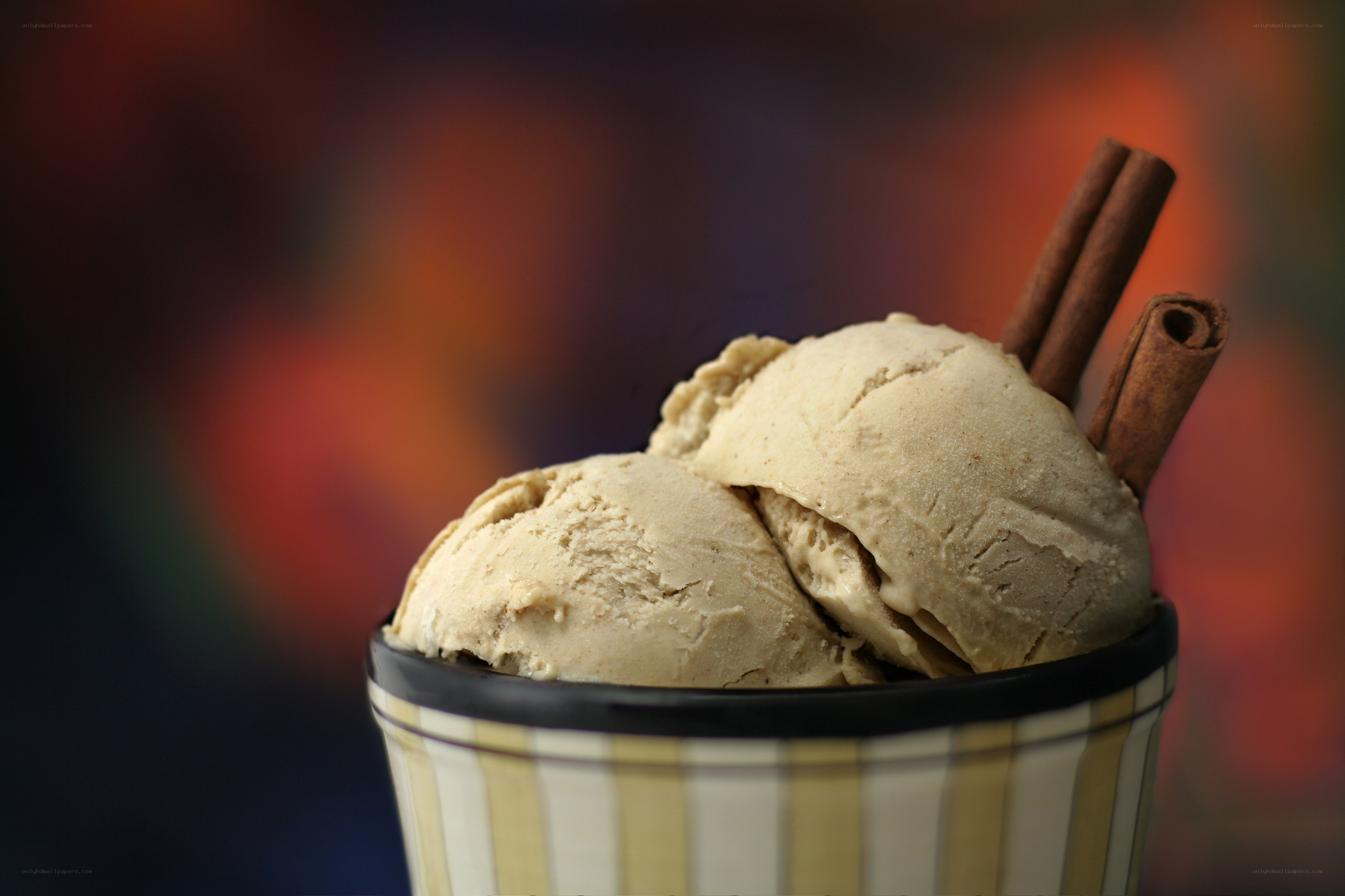 Cinnamon ice cream in a cup