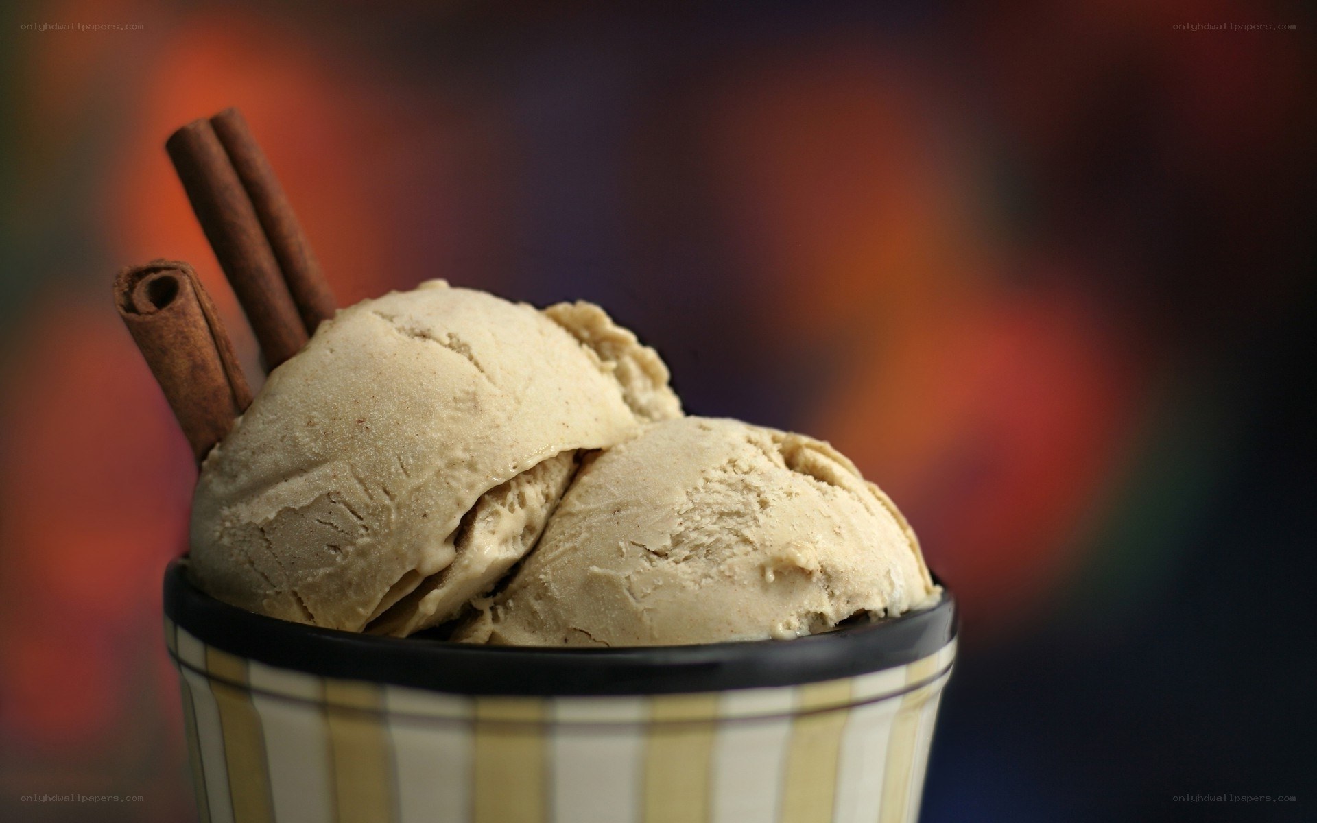 Cinnamon ice cream in a cup