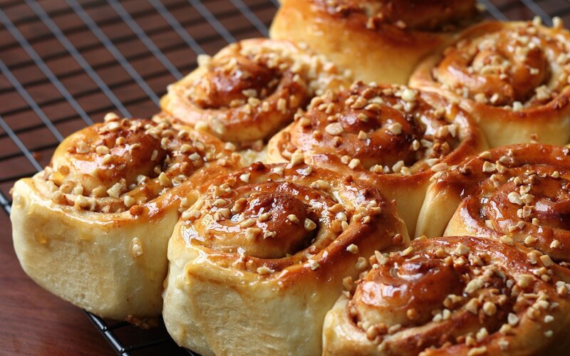 Cinnamon rolls with nuts