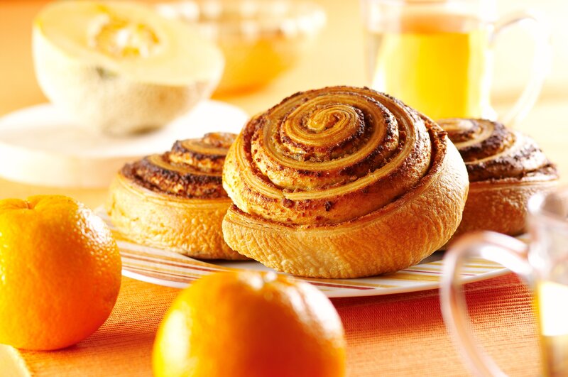 Cinnamon rolls with oranges and melon