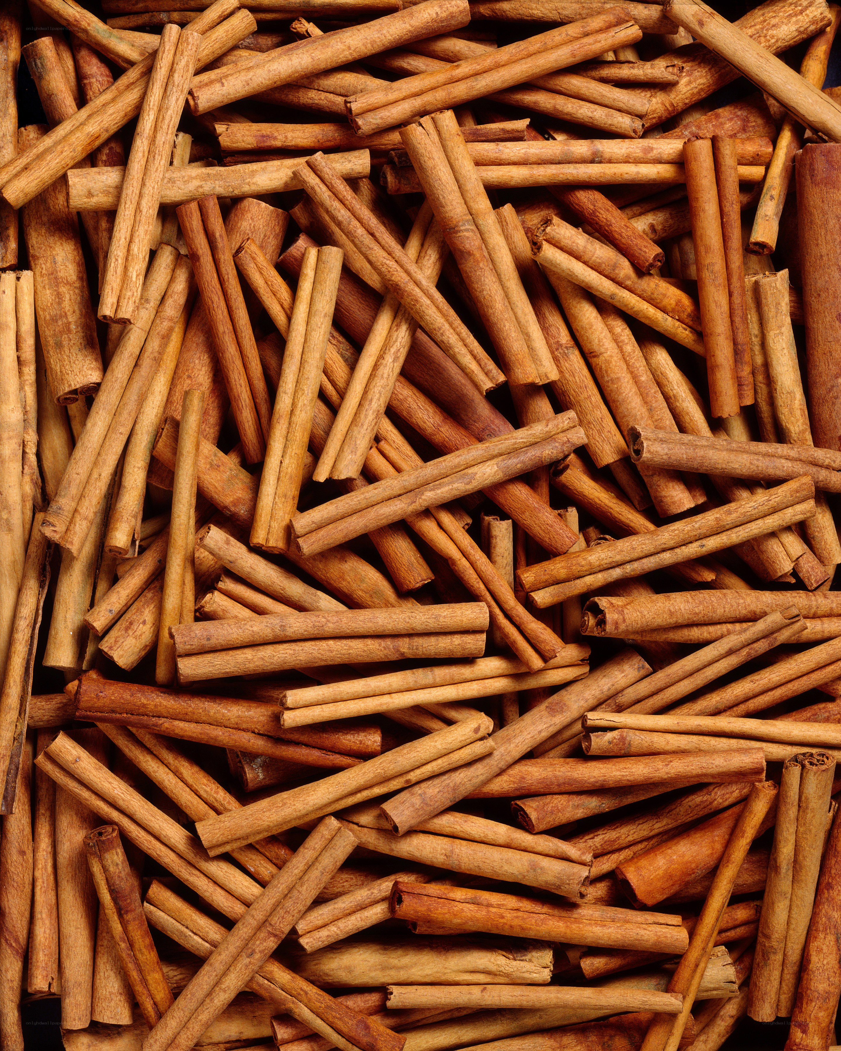 Cinnamon sticks in a pile