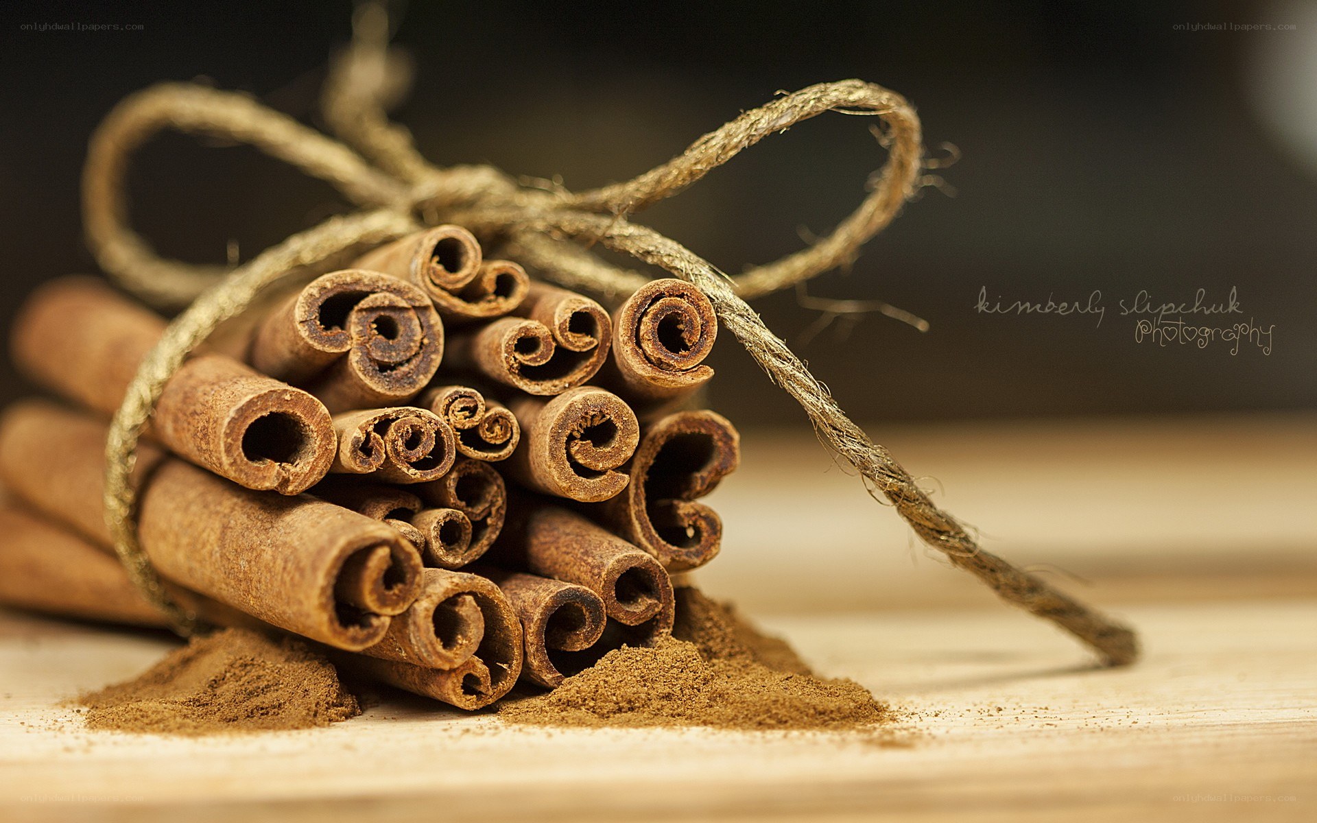 Cinnamon sticks with powder