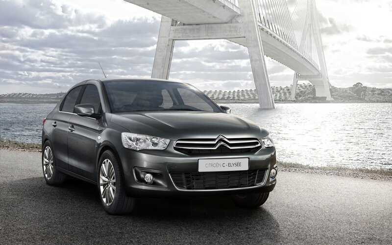 Citroën C-Elysée by a bridge