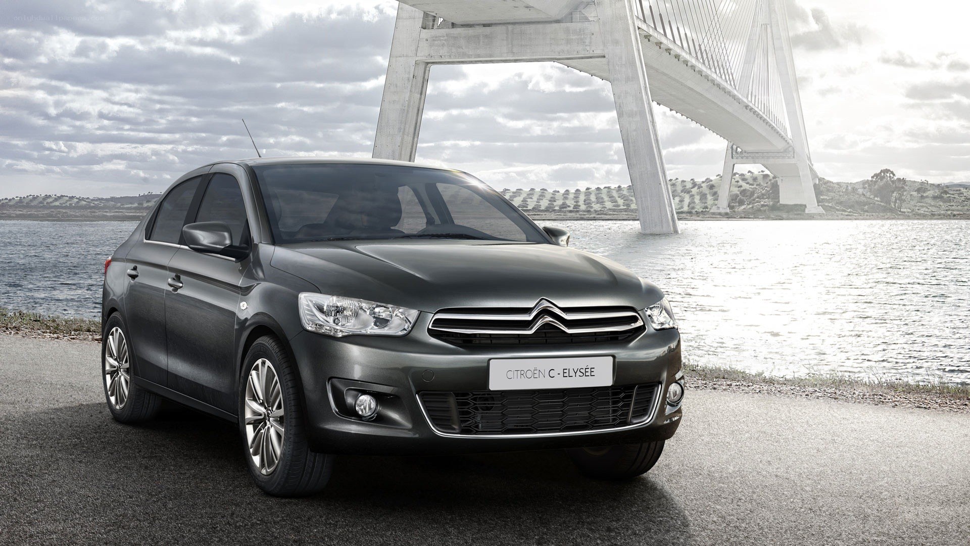 Citroën C-Elysée by a bridge