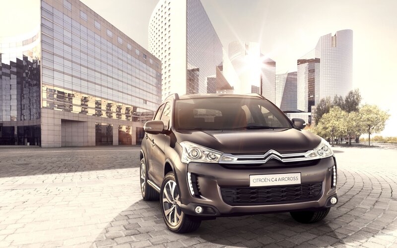 Citroën C4 Aircross in city