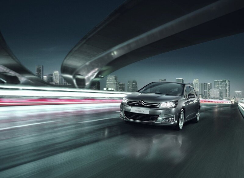 Citroën C4 in city at night