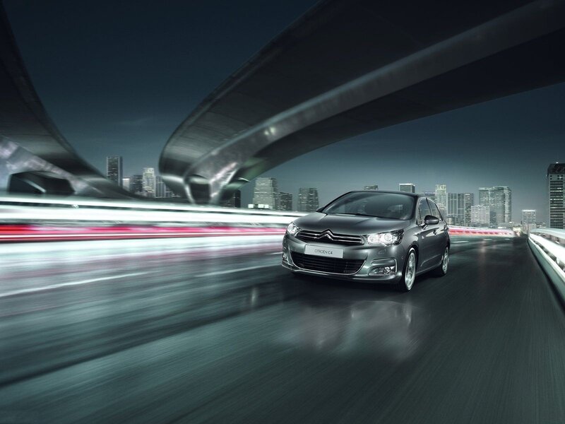 Citroën C4 in city at night