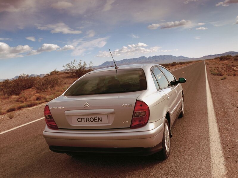 Citroën C5 on a desert road