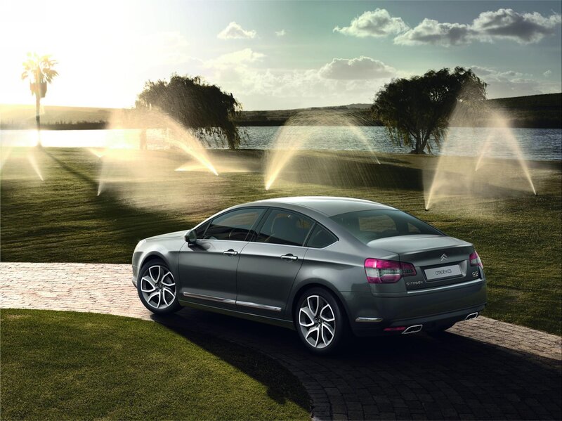 Citroën C5 on a scenic driveway