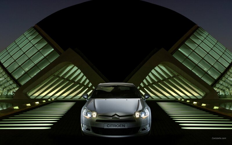 Citroën car at night