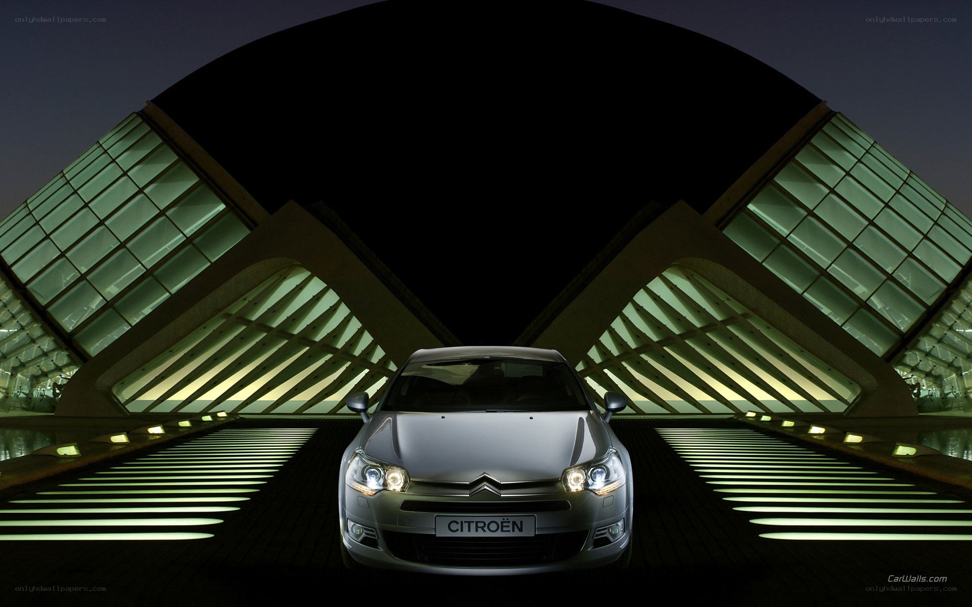 Citroën car at night