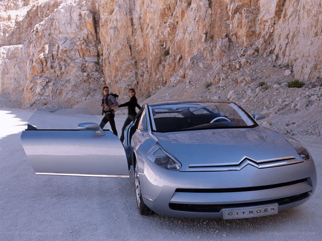 Citroën concept car in desert