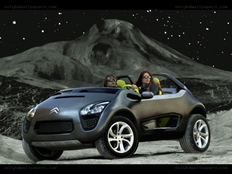 Citroën concept car on alien planet