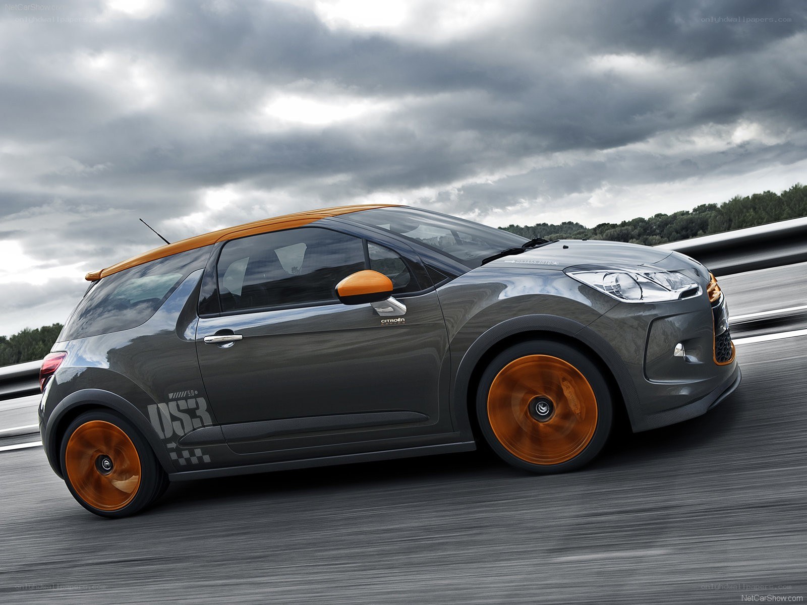Citroën DS3 Racing on a highway