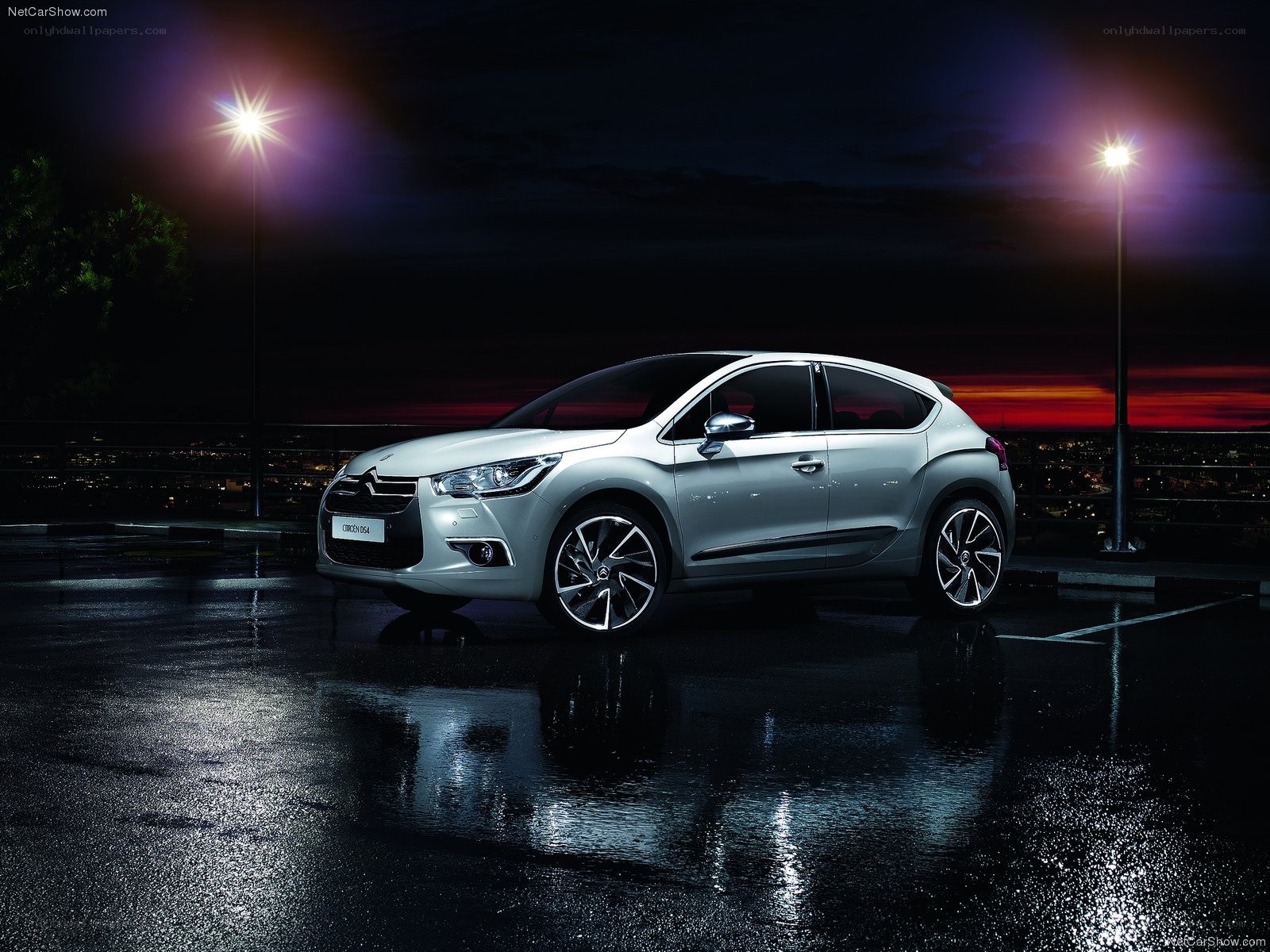 Citroën DS4 at night