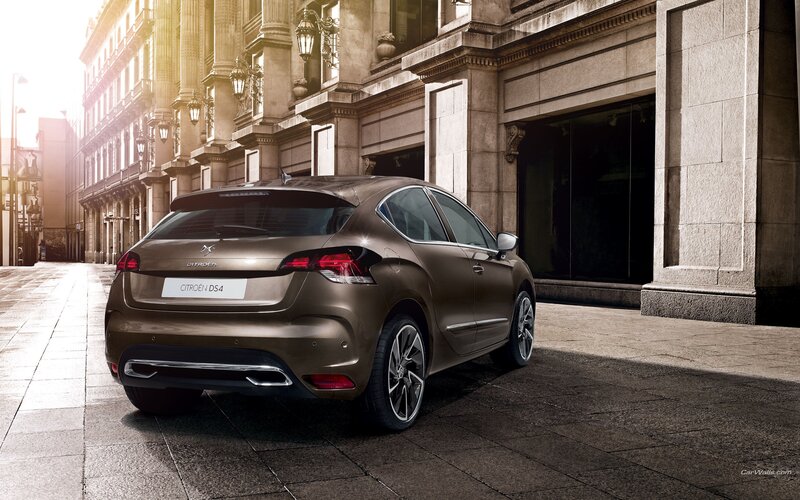 Citroën DS4 on a city street