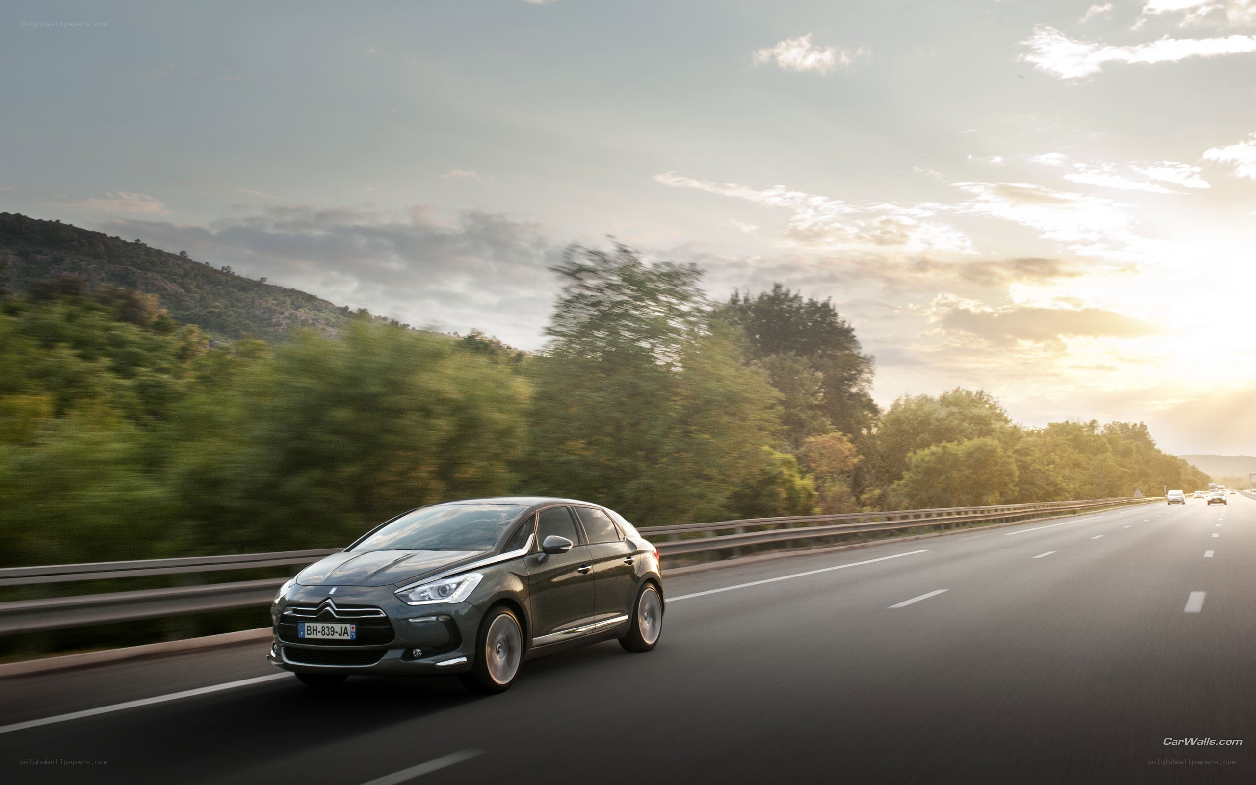 Citroën DS5 on a highway
