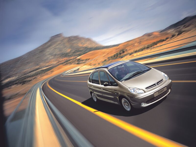 Citroën Picasso on a winding road